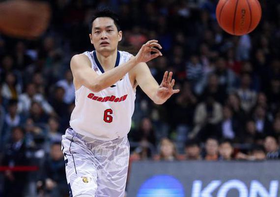 陈江华在比赛中传球