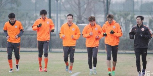 重回人和的万厚良（左二）已随队训练