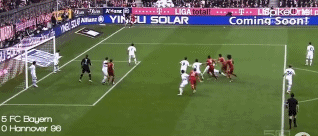 马丁内斯在角球当中倒勾得分