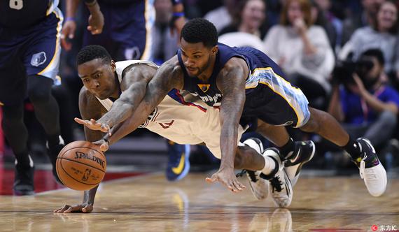 快船击败了灰熊