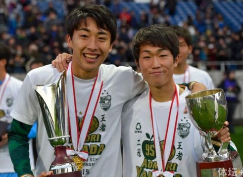 高桥壱晟（左）与队友嵯峨理久庆祝夺冠