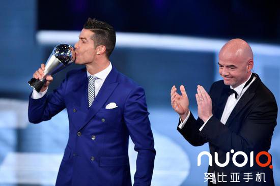 C罗亲吻奖杯