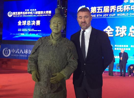 亨德利与兵马俑演员合影