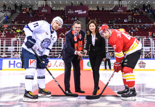 前北美冰球名将包比利先生同北京昆仑鸿星俱乐部总裁廖志宇女士开球