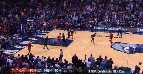 球的孟菲斯人在比赛的最后1分钟,成了吉米-巴特勒残暴独舞的最美陪衬