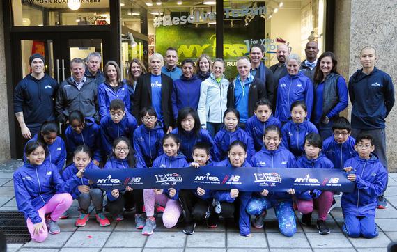 参加NYRR青年计划的孩子们展示跑鞋