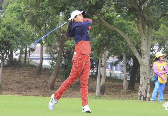 邓晶帆领先女子13-14岁组