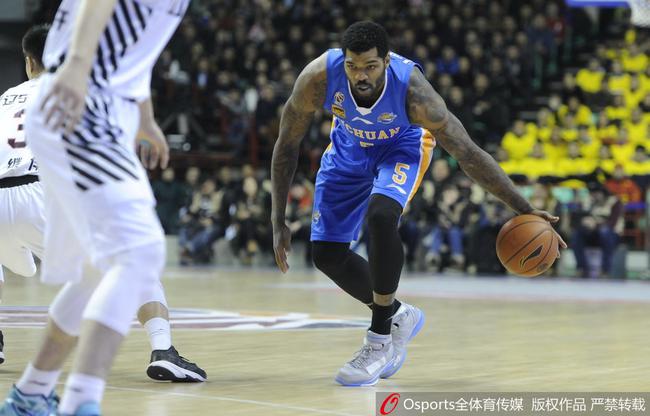 约什在比赛中运球