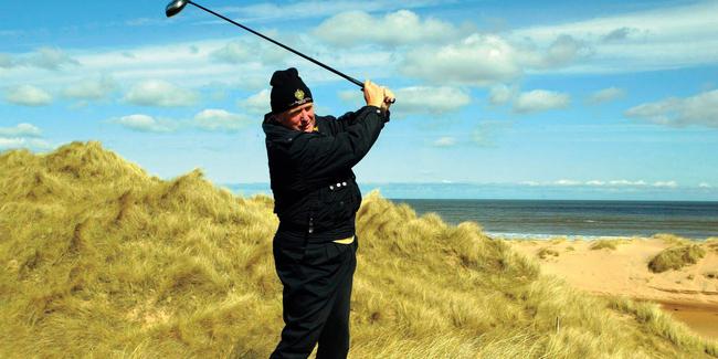 特朗普在苏格兰自家球场挥杆