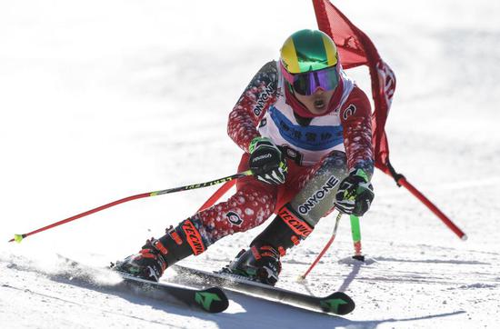 选手焦阳在比赛中滑行,他以1分12秒07的成绩获得本站比赛精英组男子第