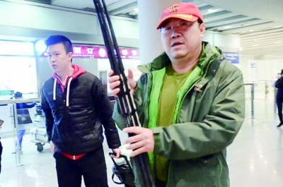 英达陪同英如镝走出机场
