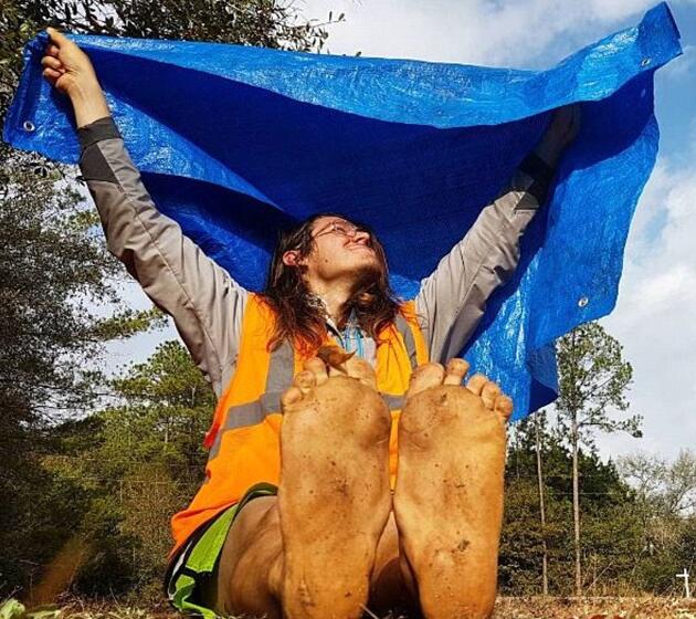 美环保家赤足徒步跨越全美 遭遇车祸身亡