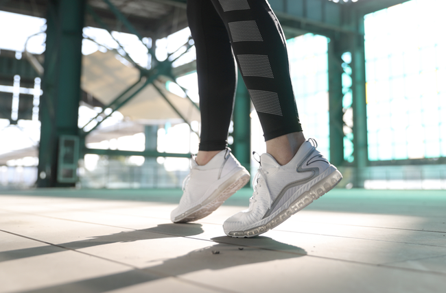 安踏星辰系列弹力胶跑鞋测评：流星为愿，自由奔跑。