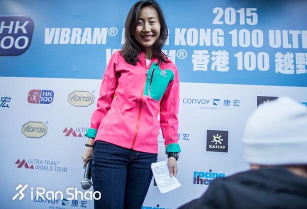 Janet Ng在2015年港百的赛前演说，©️Alexis Berg