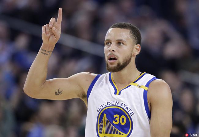 妈妈问我为什么跪着看球