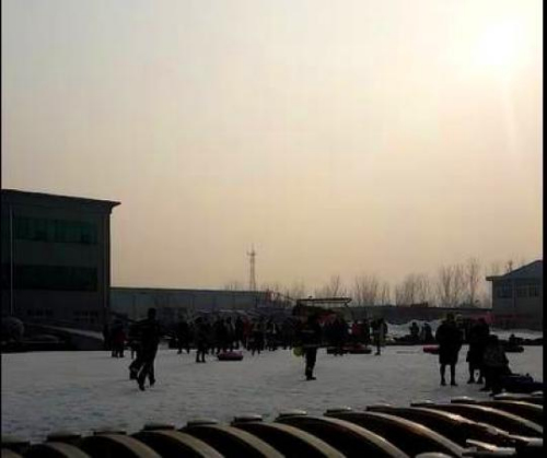 三昌滑雪场的坍塌现场。现场游客拍摄