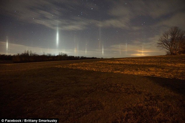 美丽的光柱悬浮在怀俄明县上空的云层中，大为惊叹。