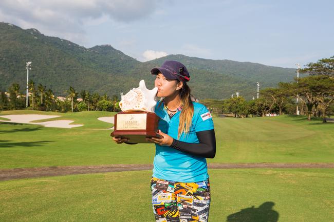 泰国选手素帕玛亲吻奖杯