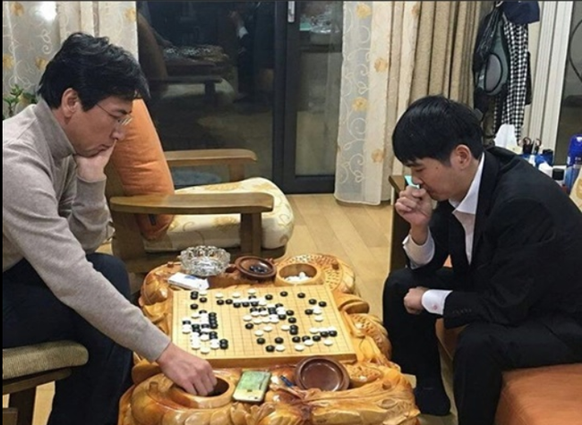 李世石和韩热门总统候选人安熙正下授六子棋