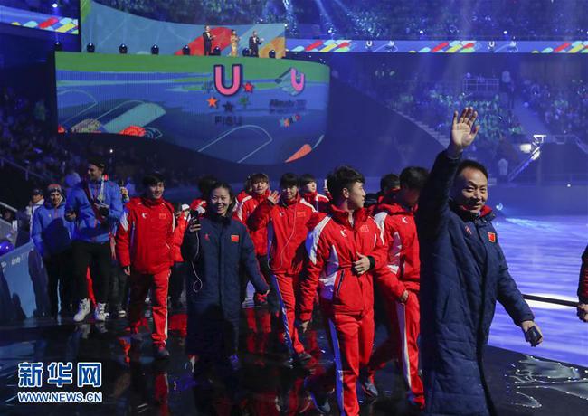 大冬会闭幕式上，中国代表团入场。新华社记者孟永民摄