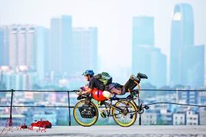 广州骑友打造全身趴下骑的自行车，年行2万里(图) 。