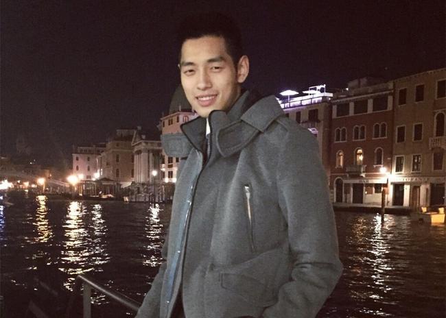 在昨晚与北京男排的比赛中,四川男排接应二传郜麒在第四局中得到了