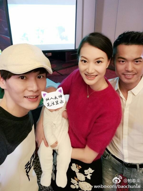 鲍春来参加林丹儿子百日宴 调侃皮肤比超级丹白