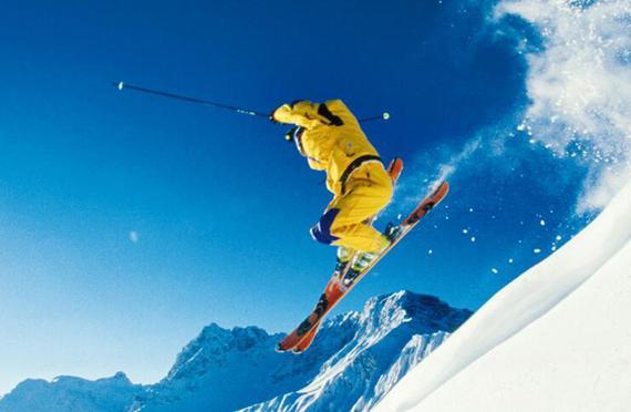 滑雪，是一项刺激性、娱乐性兼具的强身健体运动。