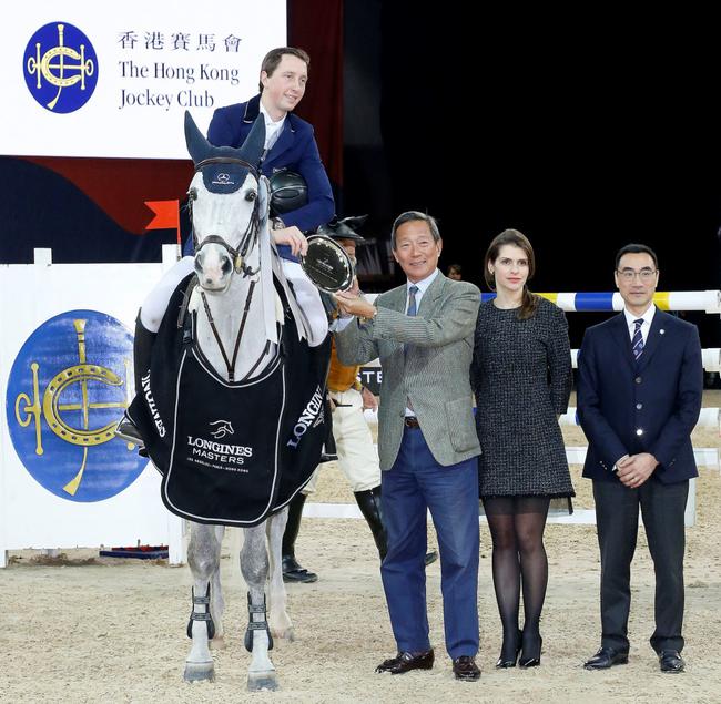 焦点赛事「香港赛马会金杯赛」，由瑞士骑手Martin Fuchs (左一) 勇夺锦标，并由马会主席叶锡安博士 (左二) 及马会董事兼香港马术总会会长利子厚先生 (右一) 颁奖。