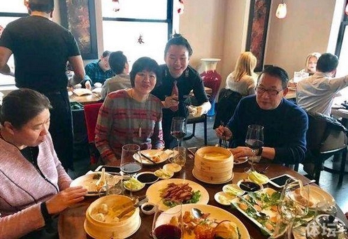 郎平与先生在芝加哥用餐