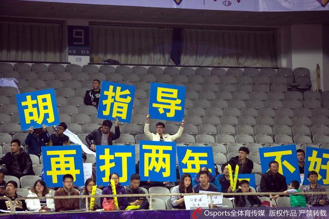 球迷挽留胡雪峰