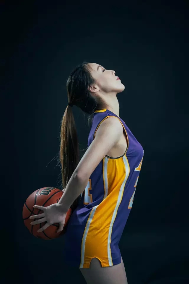 (穿上科比24号球衣拍写真)