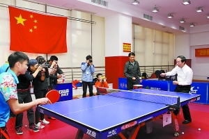 国家体育总局副局长赵勇（右）到广州调研，跟乒乓球选手过招。广州日报记者 孙嘉晖 摄