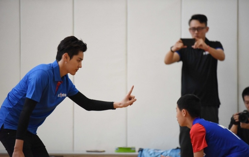 吴亦凡出席NBA青少年训练营