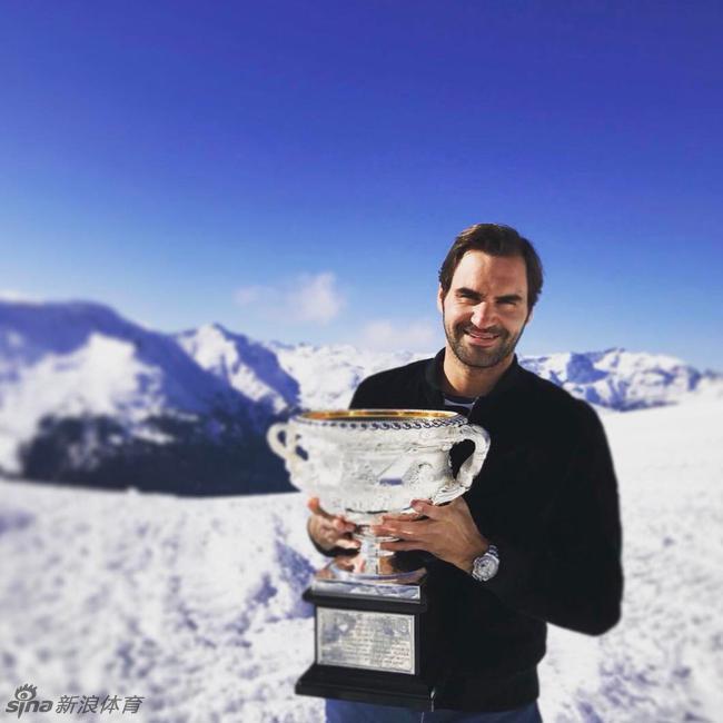 费德勒带澳网奖杯雪山拍写真 难掩内心嘚瑟