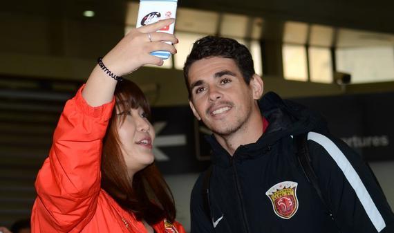 上港出征 球迷与奥斯卡自拍