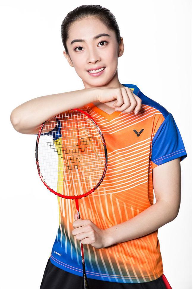 王适娴代言某羽球品牌打好全运会推广羽毛球