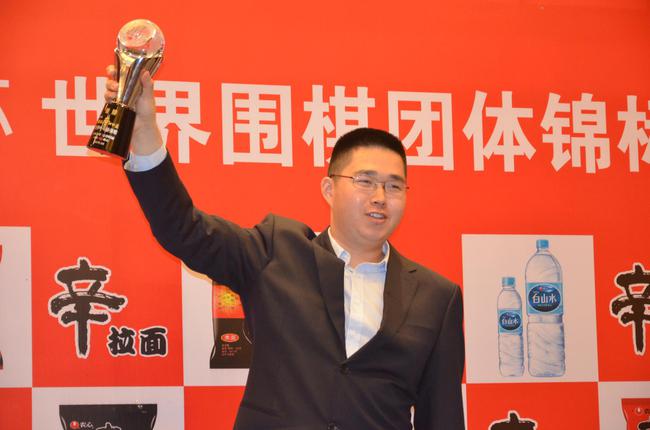 范蕴若助中队连续四次捧起农心杯