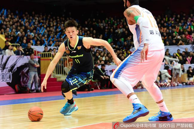 周鹏在比赛中突破