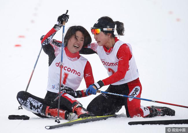 越野滑雪女子15公里集体出发日本选手庆祝夺冠