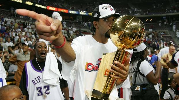 中投王球衣今天退役还记得那年的活塞五虎吗