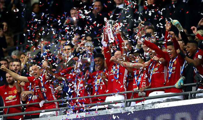 伊布2球+绝杀，曼联3-2夺冠