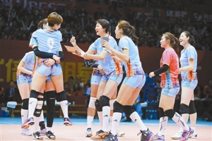 袁心玥刘晏含化身“粉丝”找场上队员签名自拍。深圳晚报通讯员 彭志刚 摄