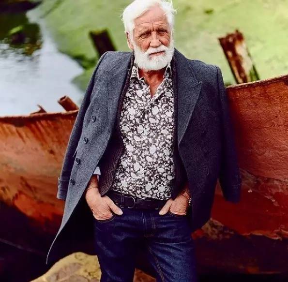 自己六块腹肌算什么他帮72岁的老爸练成最帅男模