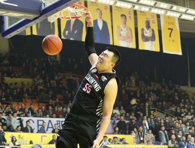 韩德君篮下暴扣