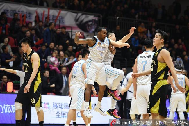 庆祝胜利的新疆与落寞的小丁