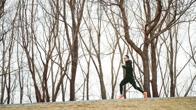 氢跑，从名字就能看出，是这双鞋主打的就是轻量化。