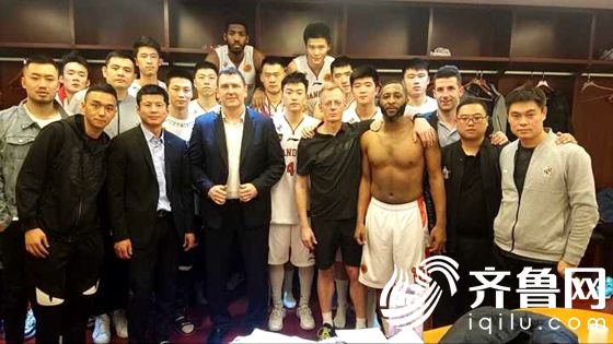 山东队在更衣室的合影