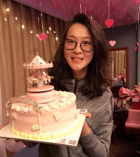 粉丝为惠若琪庆生唱生日歌小惠许愿后鞠躬致谢