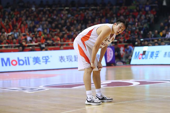 丁彦雨航身上所承担的重担你想不到